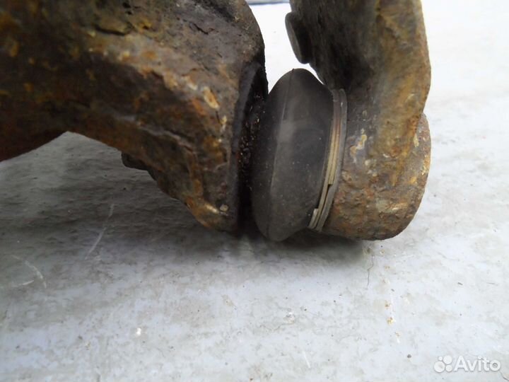 Кулак поворотный правый Pontiac Vibe 1