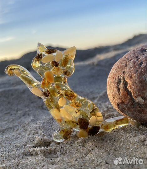Брошь ручной работы, янтарь и ювилирная смола