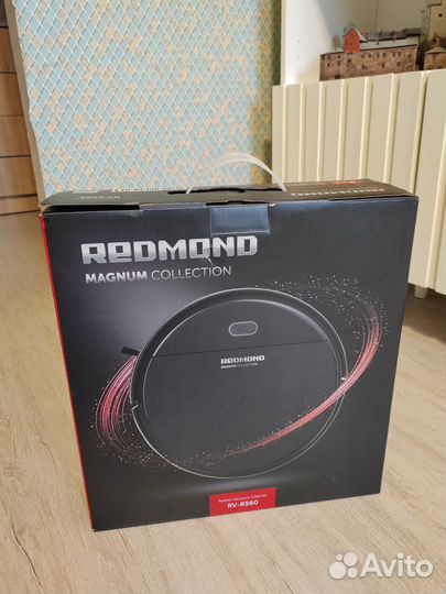 Робот-пылесос Redmond RV-R560 черный