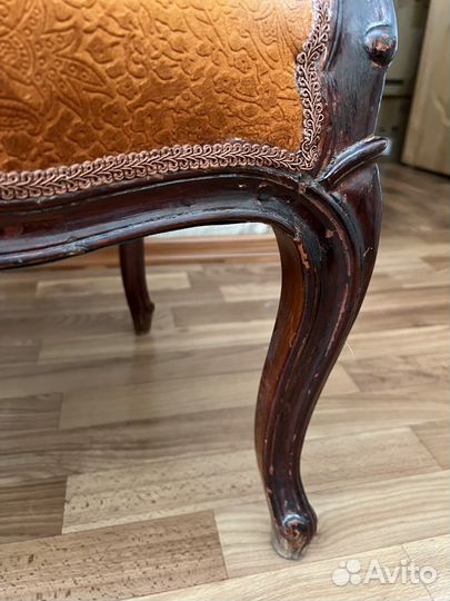 Пара старинных кресел