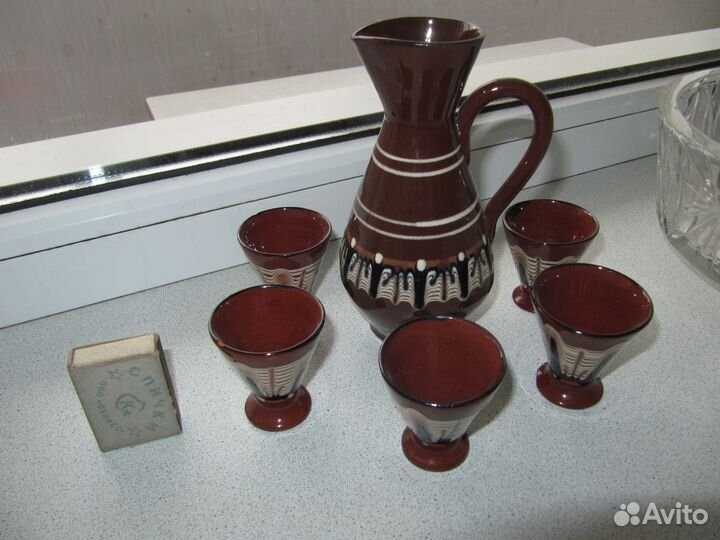 Глиняный кувшин с рюмками