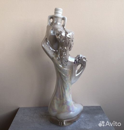 Фарфоровая статуэтка казсср девушка с виноградном