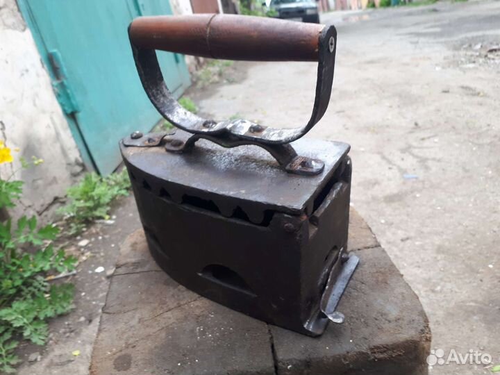 Старинный утюг на углях