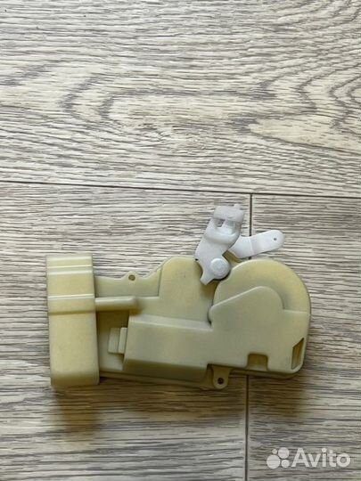 Активатор замка двери передний правый Toyota