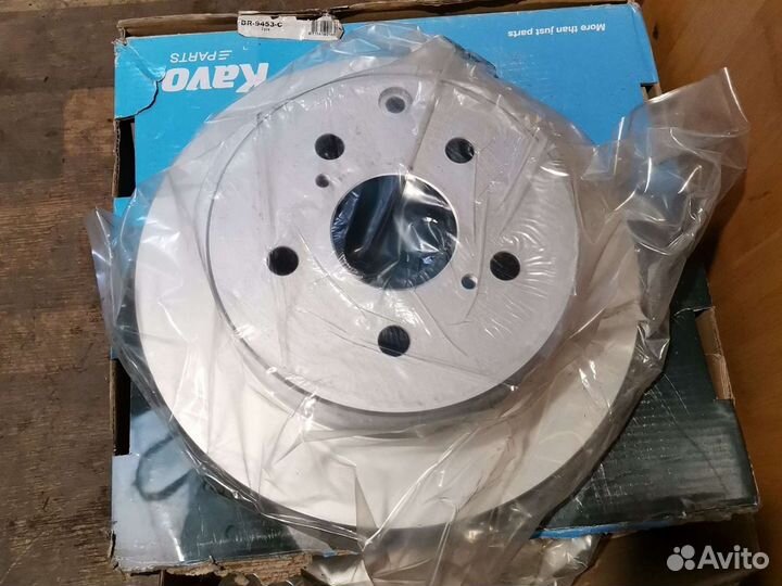 Задние тормозные диски Toyota avensis 08г