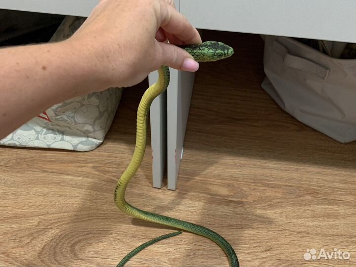 Змея игрушка как настоящая