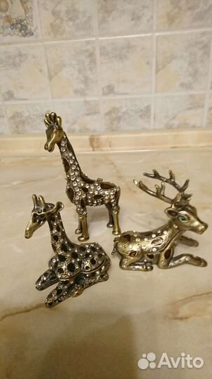 Металлическая шкатулка со стразами