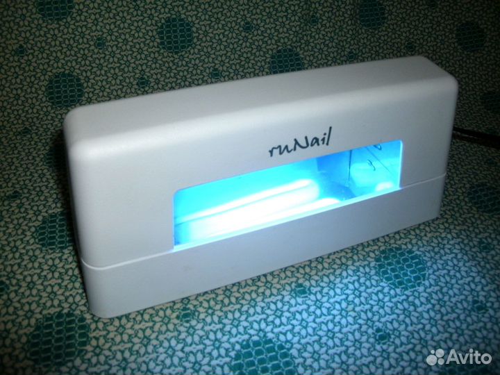 Маникюрная лампа и книга про маникюр