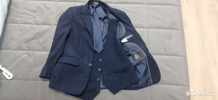 Костюм пиджак, брюки, жилет, галстук