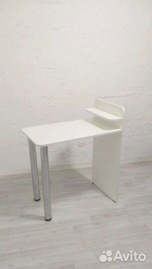 Маникюрный стол