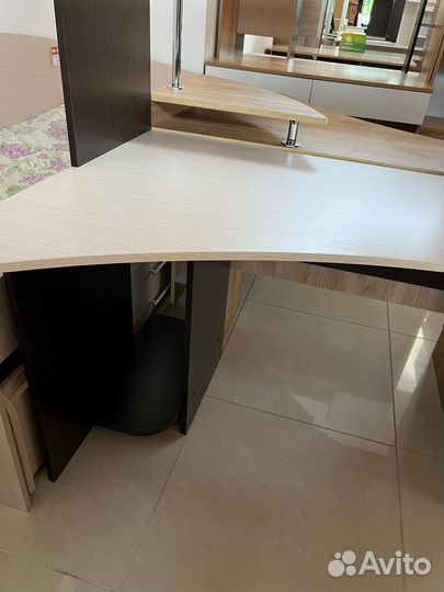 Компьютерный стол номер 6