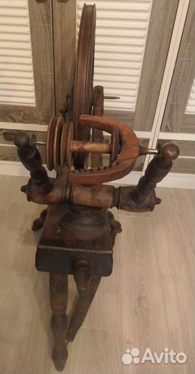 Красивая антикварная самопрялка. Прялка