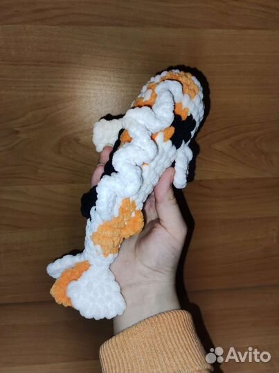 Вязаная игрушка. Рыбка Кои