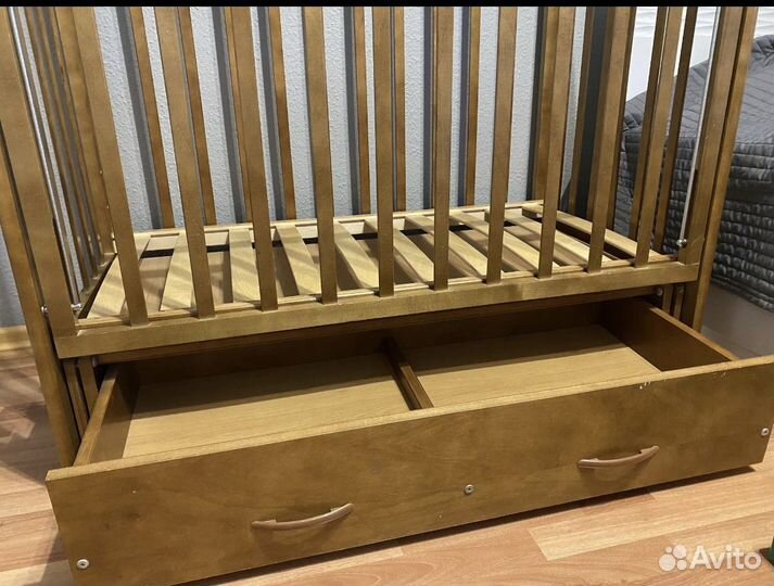 Кроватка детская с маятником