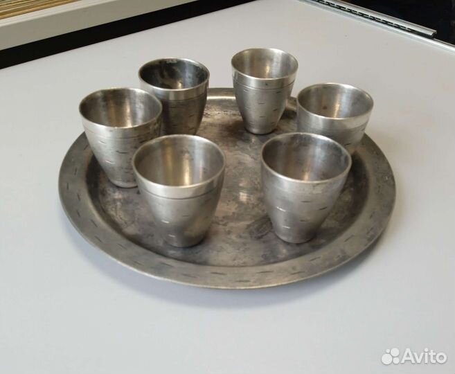 Рюмки на подносе