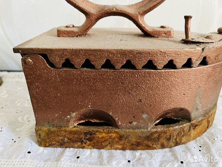 Старинный угольный утюг