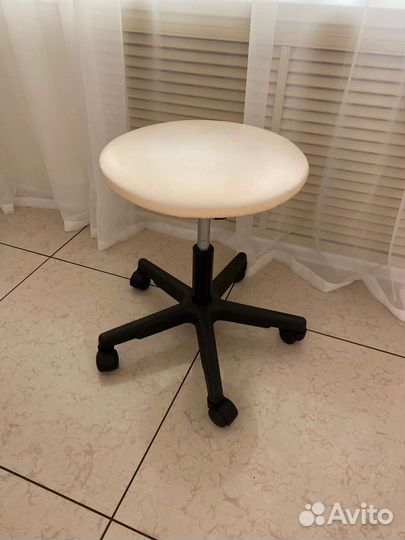 Стул на колесиках