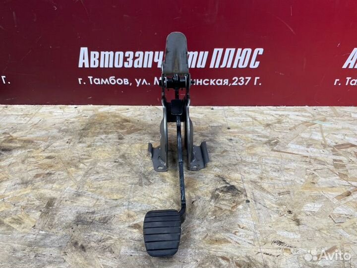 Педаль тормоза Renault Logan