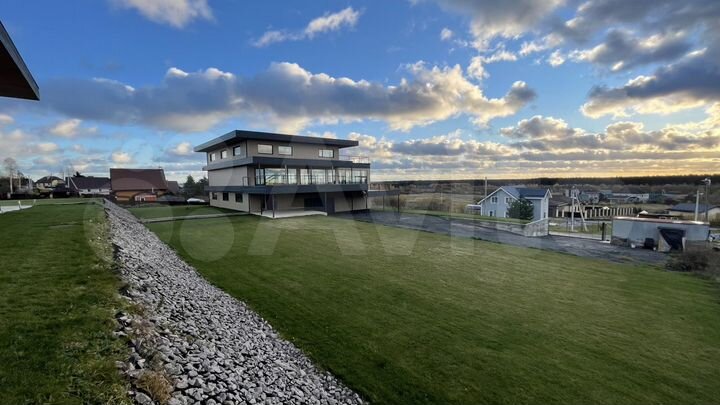 Дом 809 м² на участке 20 сот.