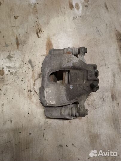 Суппорт передний левый Peugeot 308