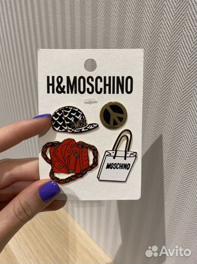 Значки из коллаборации H&M и Moschino