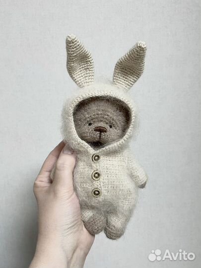 Вязаный мишка в комбинезоне Зайки, в наличии