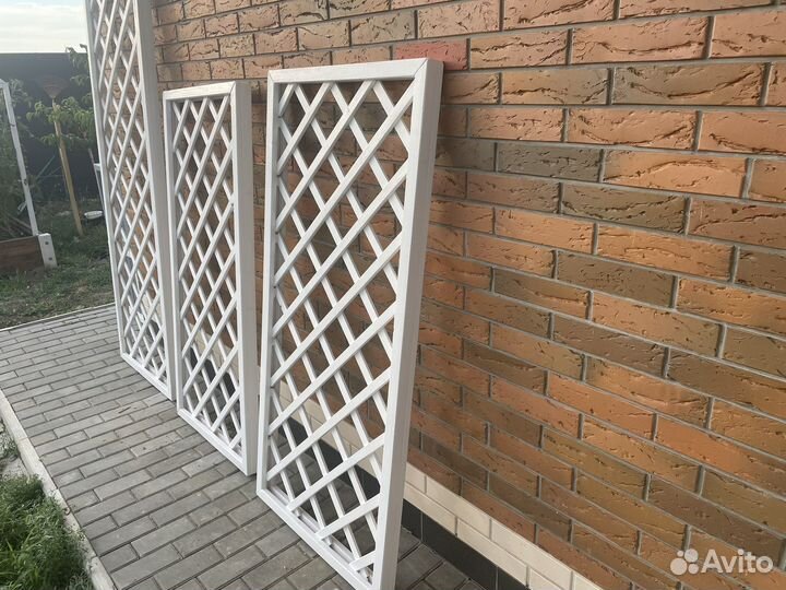 Решетка, опора из дерева для растений