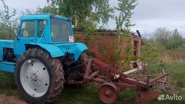 Вспашка земли трактором