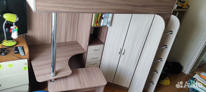 Детская кровать со столом и шкафом