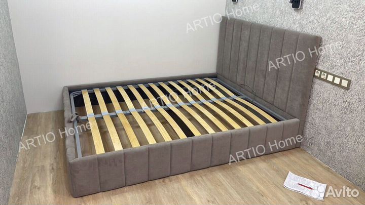 Кровать с мягким изголовьем