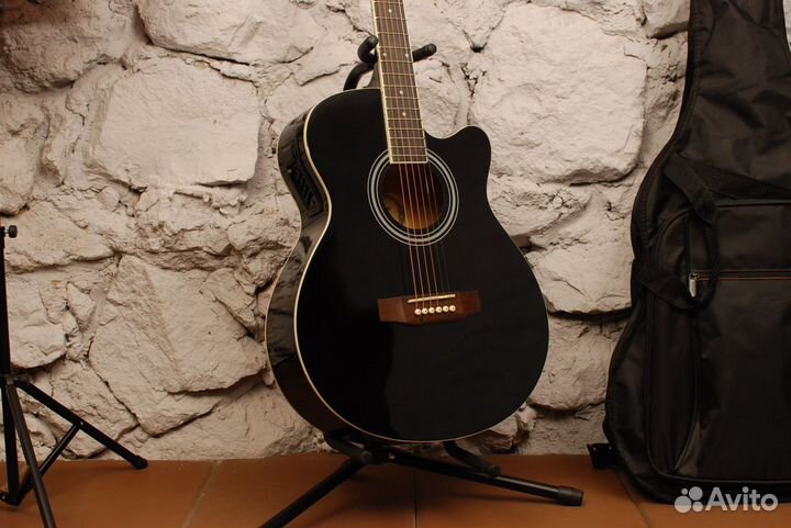 Электроакустическая гитара (Аксессуар в подарок)