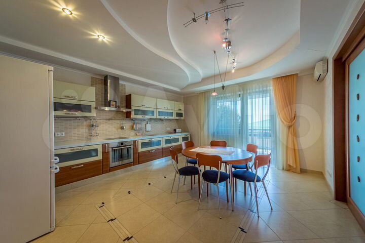 2-к. квартира, 127 м², 2/4 эт.