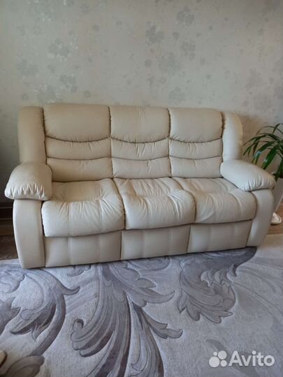 Кожаный диван