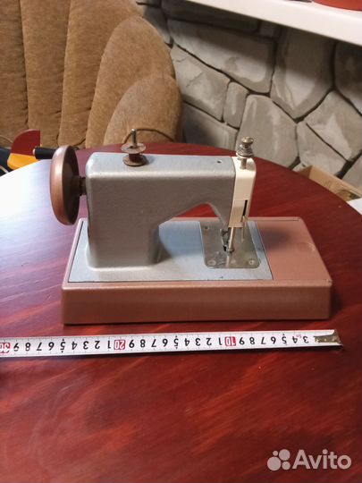 Детская игрушка. Швейная машинка