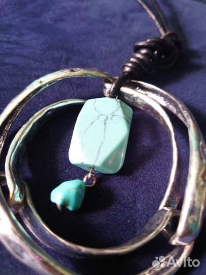 Подвеска из металла и бирюзы