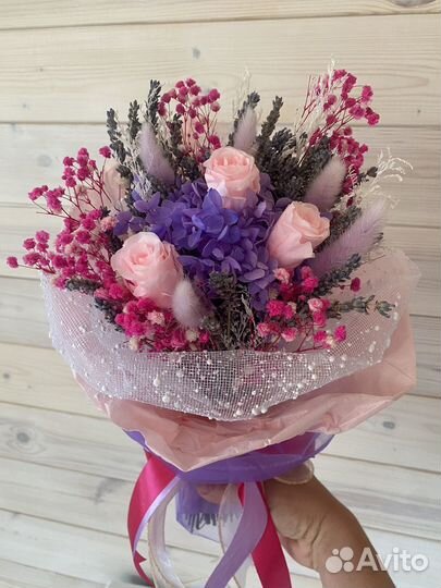 Букет из сухоцветов и стабилизированных цветов