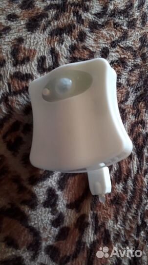 Новая.Подсветка для унитаза срабатывает о движения