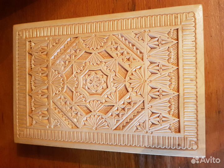 Деревянная шкатулка