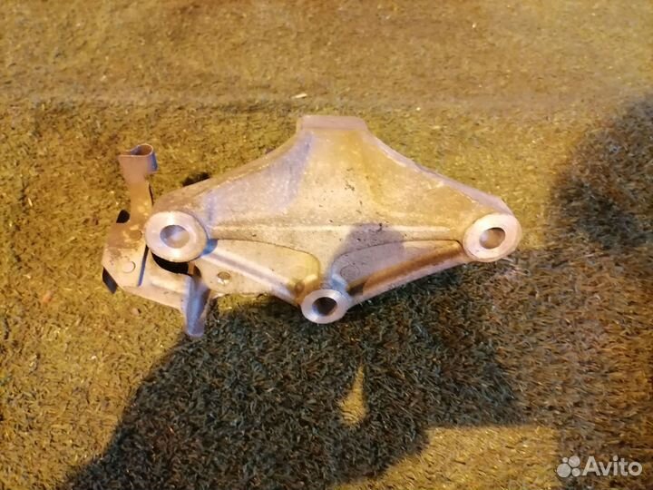 Кронштейн опоры двс задний 11332JA00A Nissan Teana