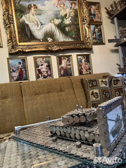 Танк на подставке с крышкой из монет