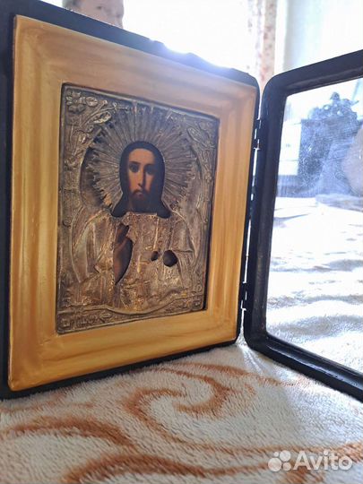 Старинные иконы в киоте