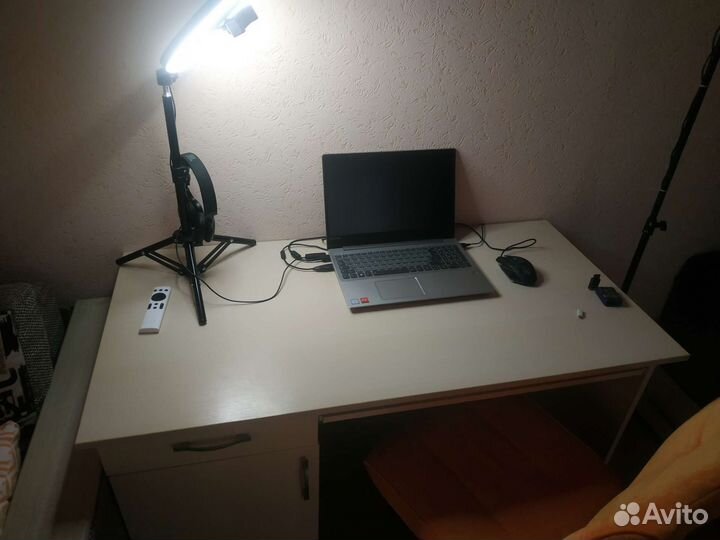 Письменный стол/компьютерный стол