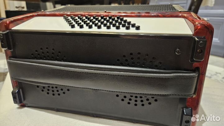 Аккордеон Weltmeister 1/2 Perle 48