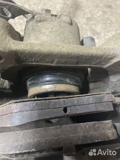 Суппорт передний VW Passat B5 Вентилир