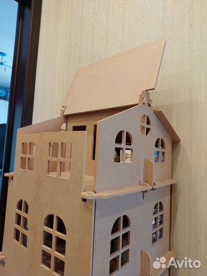 Большой деревянный кукольный домик