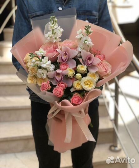 Букеты с кустовыми розами, лилиями и эвкалиптом