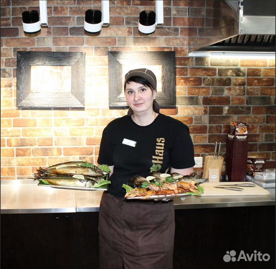 Сотрудник зоны горячих закусок