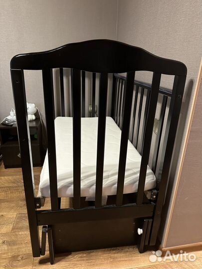 Детская кроватка с маятником и матрасом