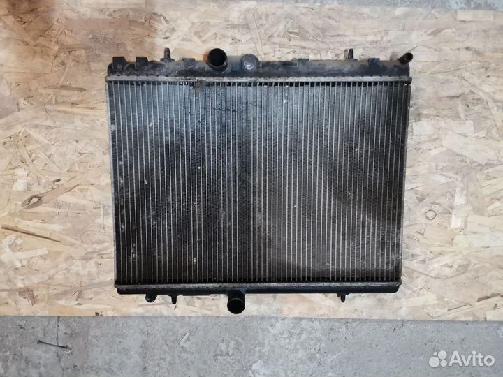 Радиатор охлаждения Peugeot 407 2006