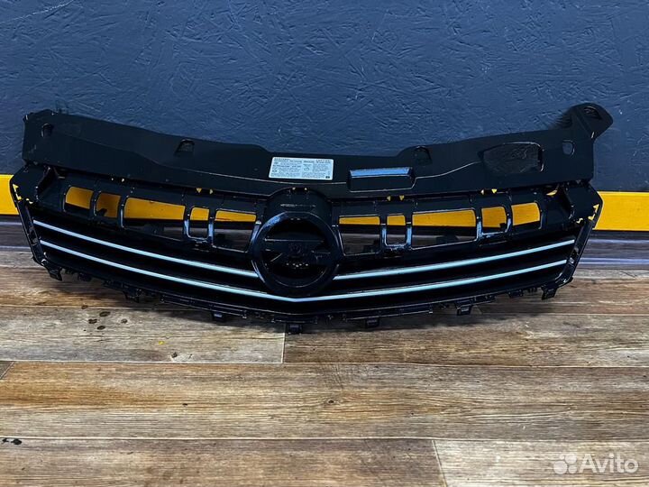 Решетка радиатора Opel Astra H